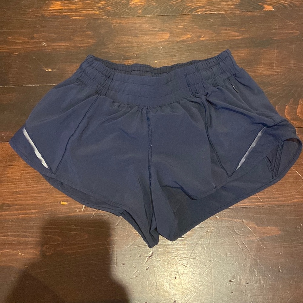 Lululemon Hotty Hot LR Short 2.4” *Lined———Size 4 Color:True Navy